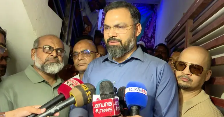 ভোলায় এক অনুষ্ঠান শেষে সাংবাদিকদের সঙ্গে কথা বলেছেন আমিনুল হক